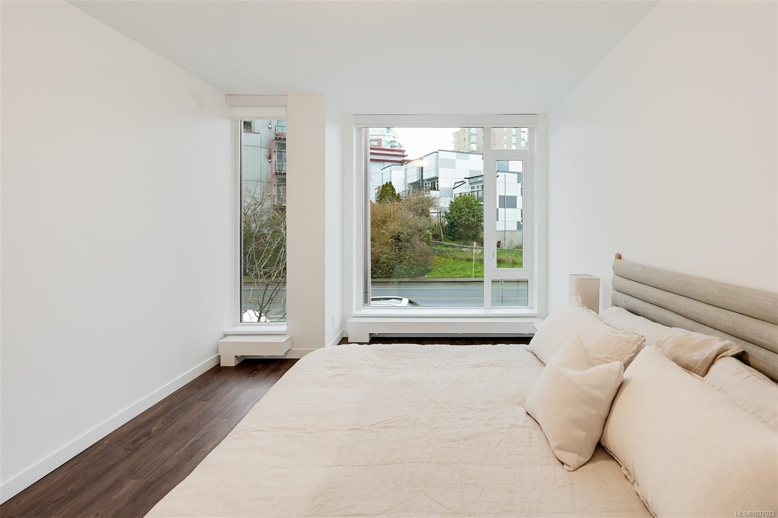 #204-363 Tyee Road, Victoria, BC, V9A 0B5 photo 2