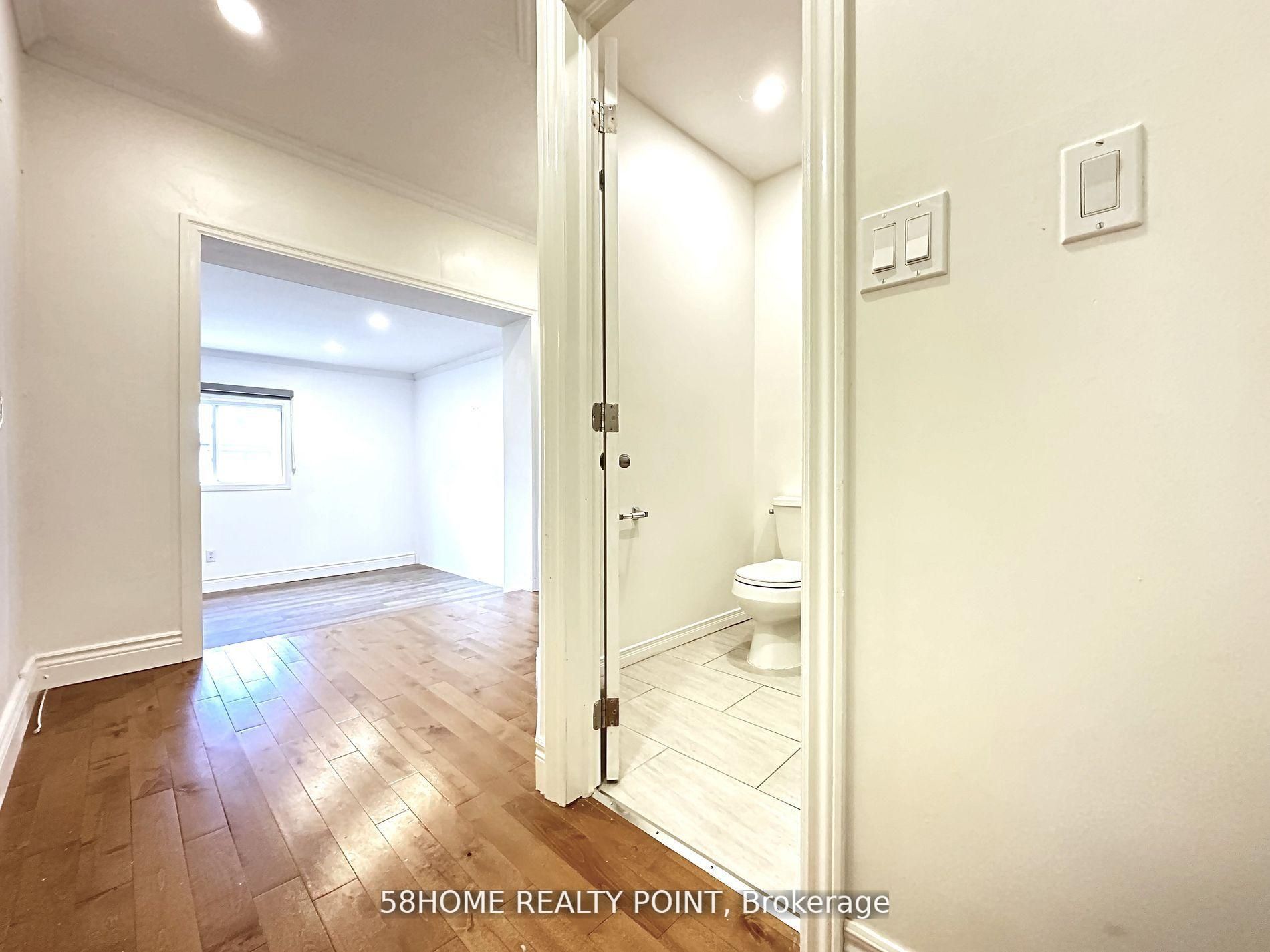 Main-56 Regina Avenue, Toronto, ON, M6A 1R3 photo 3