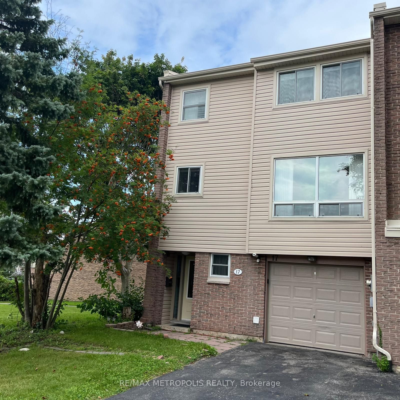 1-17 Clover Ridge Drive W, Ajax, ON, L1S 3M5
