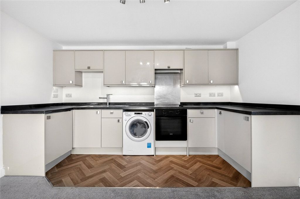 2 bed flat for saleJubilee Drive, Redruth, Cornwall TR15 photo 3