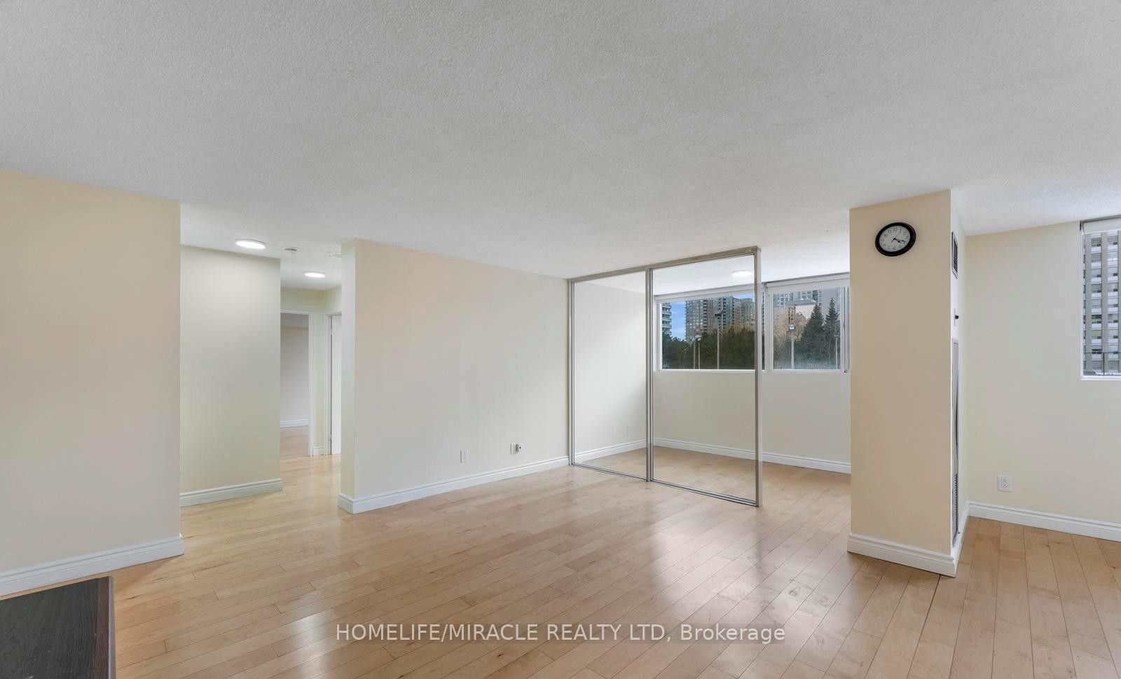 202-3700 Kaneff Crescent N, Mississauga, ON, L5A 4B8 photo 3