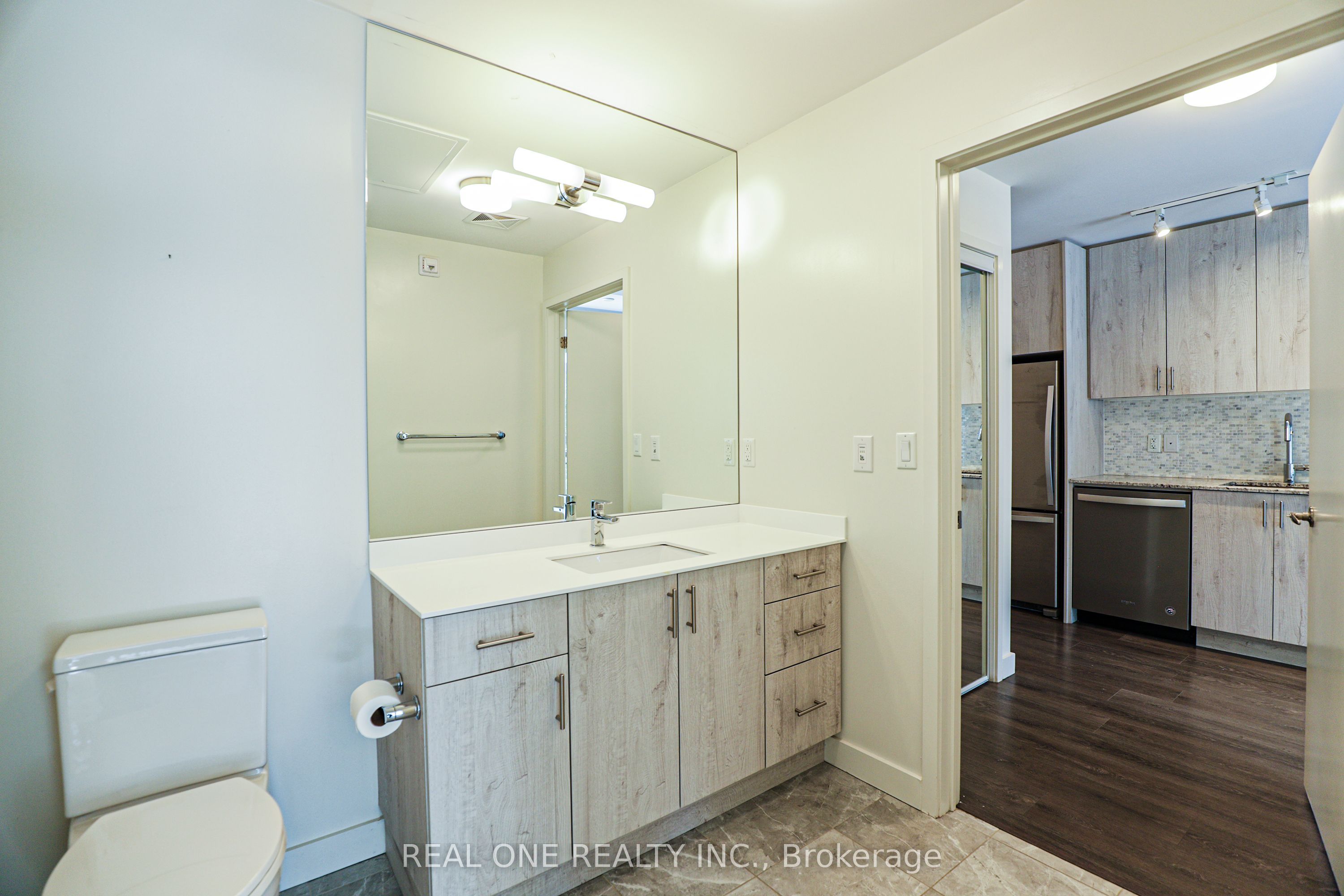 209-150 Sabina Drive, Oakville, ON, L6H 0W3 photo 3