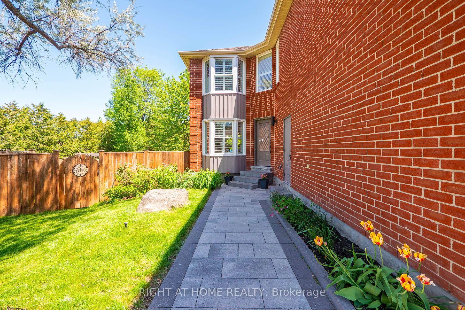 45 Lansbury Court, Vaughan, ON, L4J 5K1 photo 2