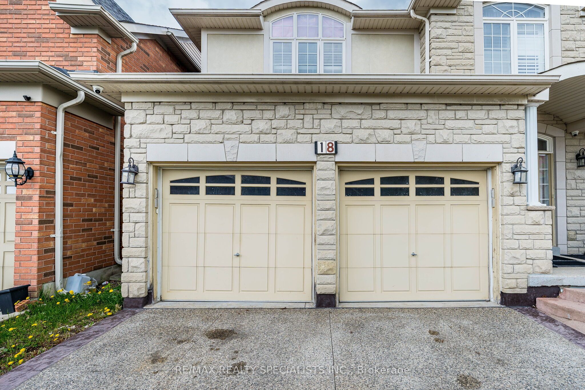 18 Long Meadow Road, Brampton, ON, L6P 2A2 photo 2