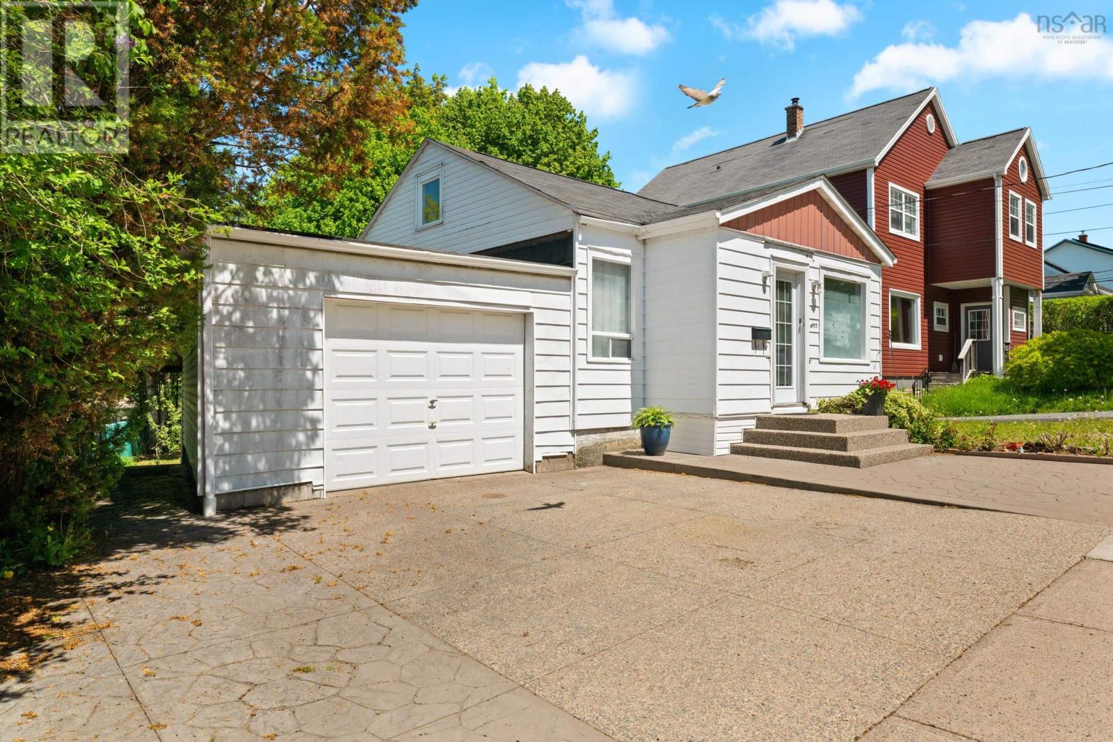 6477 Roslyn Road, Halifax, NS, B3L2M6