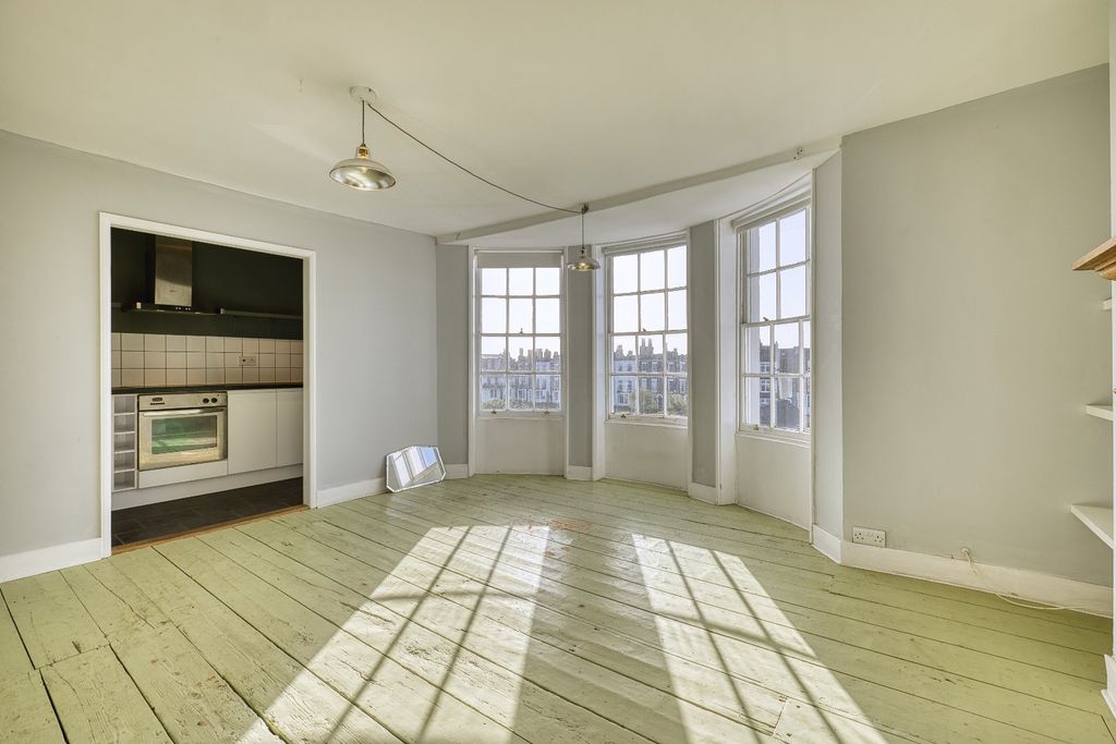 1 bed flat for saleSpencer Square, Ramsgate CT11 photo 2