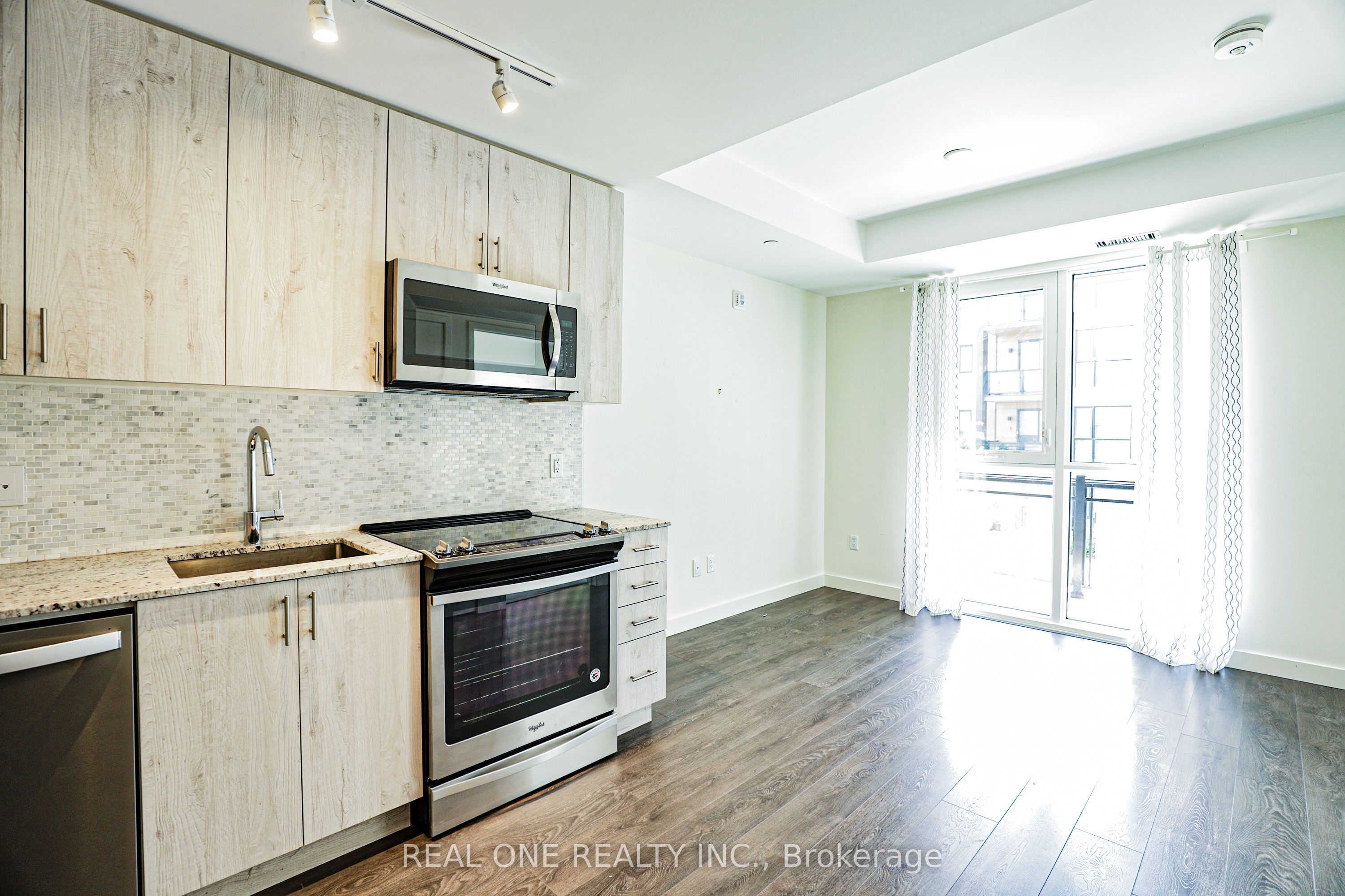 209-150 Sabina Drive, Oakville, ON, L6H 0W3 photo 2