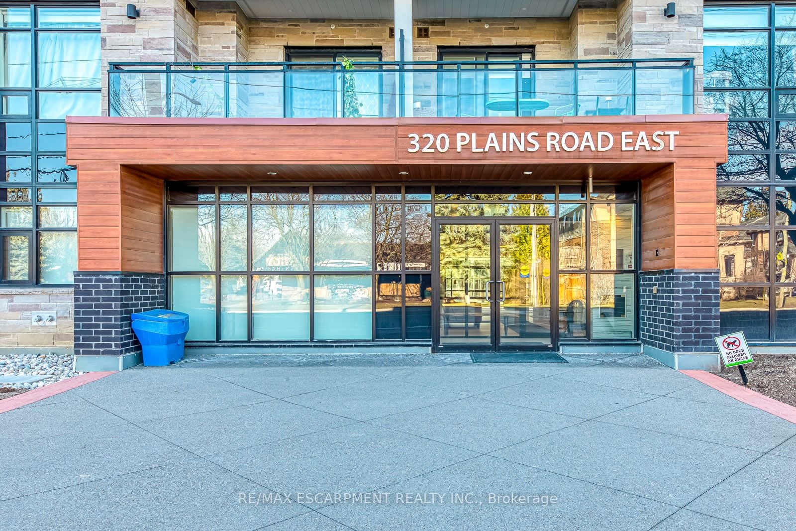 303-320 Plains Road E, Burlington, ON, L7T 0C1 photo 2