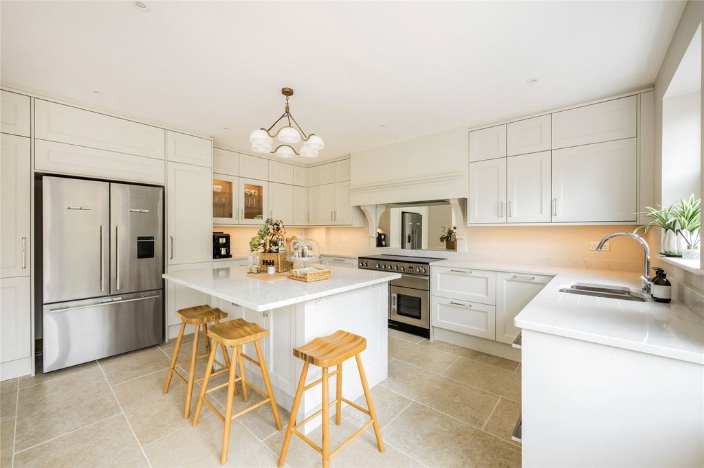 4 bed detached house for saleCockshot Road, Reigate, Surrey RH2 photo 3