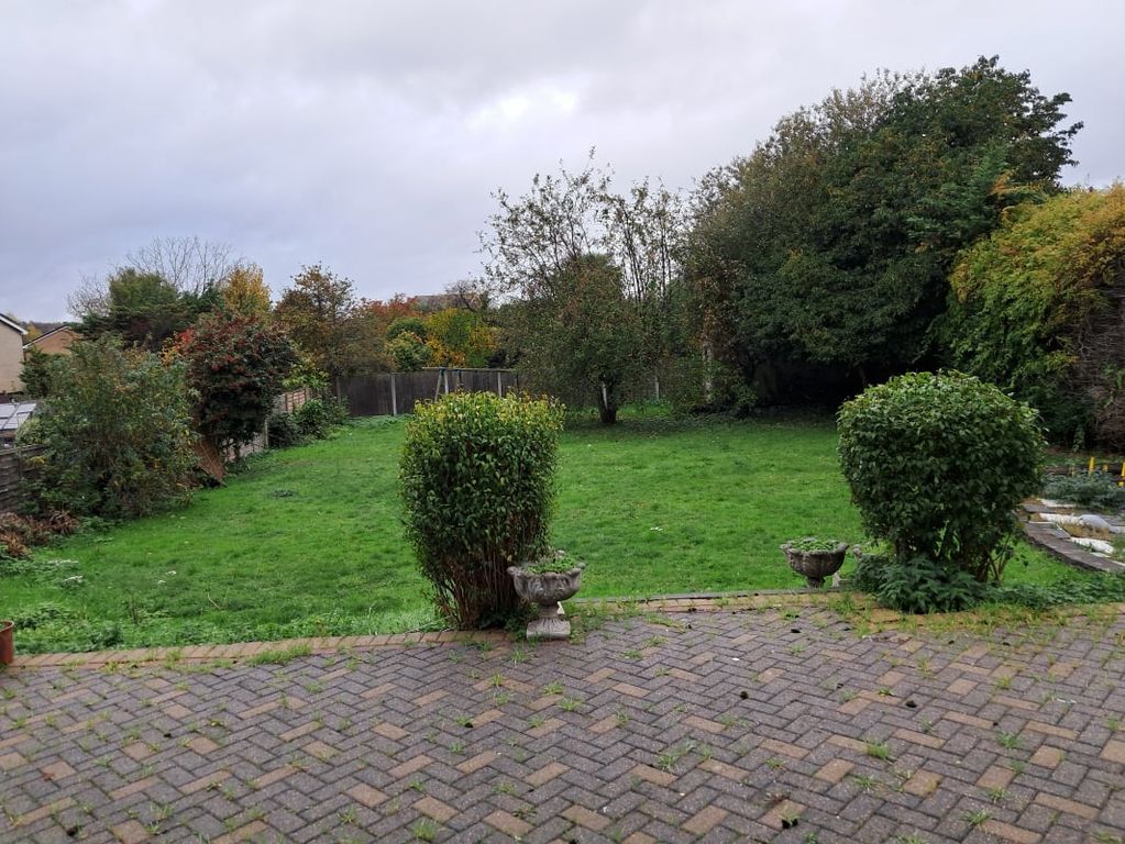 6 bed semi-detached house for saleFarm Road, Rainham RM13