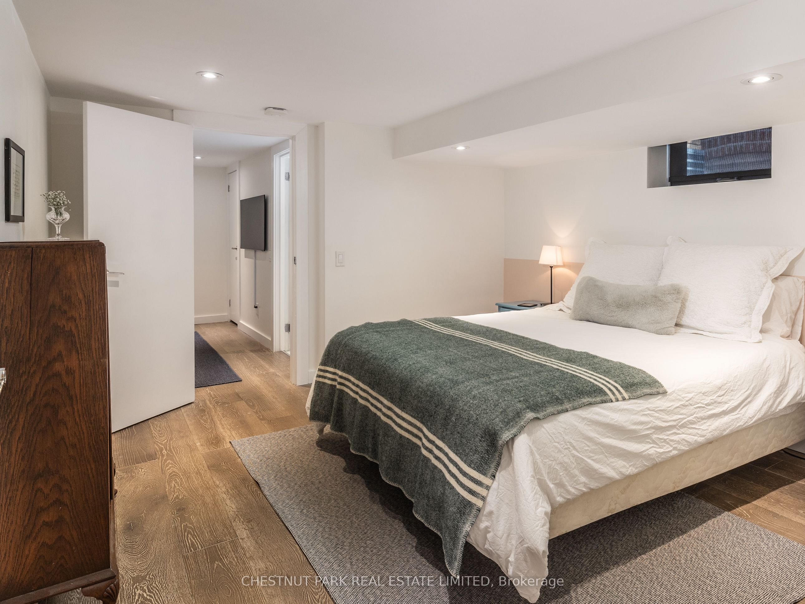 1654 Gerrard Street E, Toronto, ON, M4L 2A8 photo 2