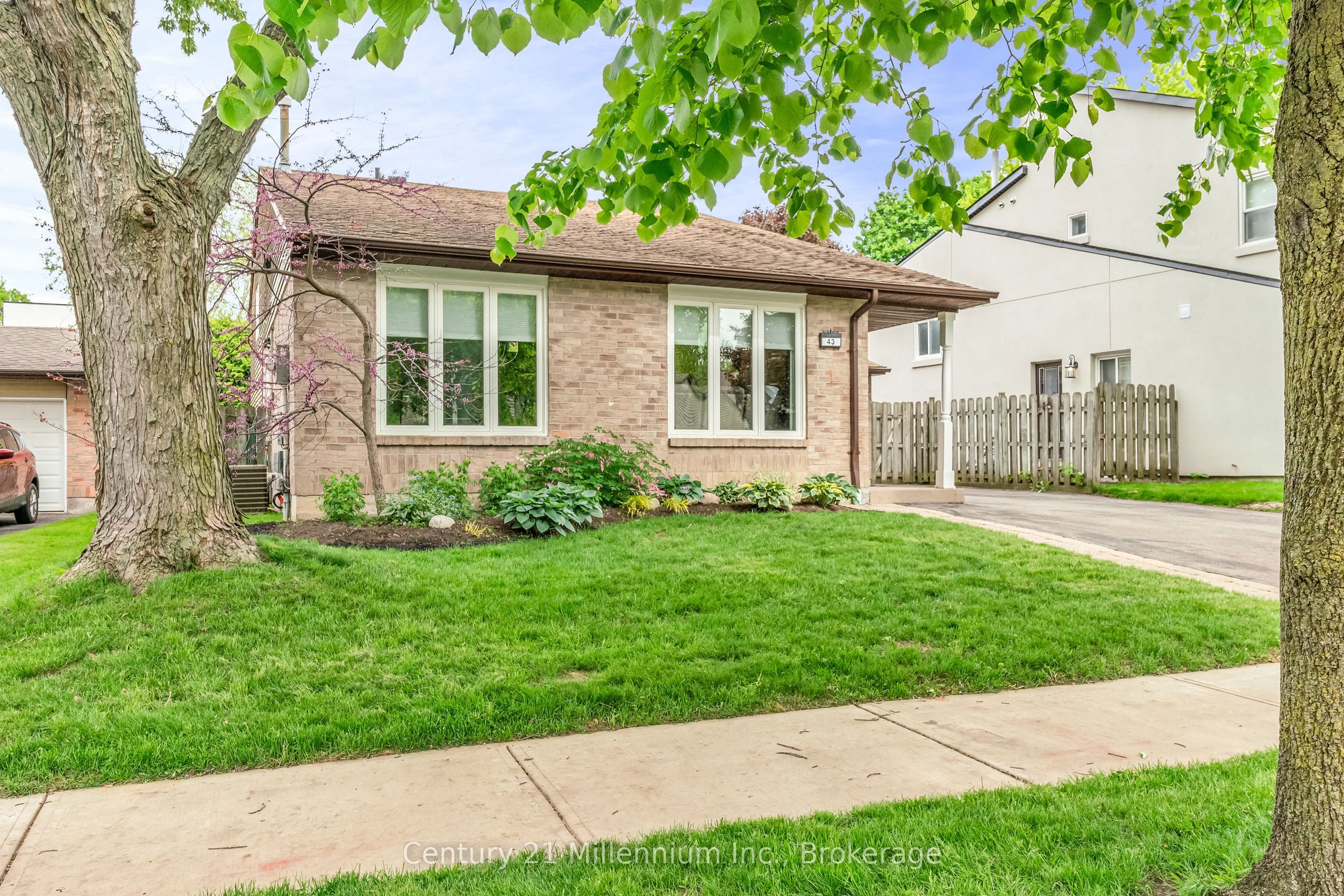 Drive-43 Stoddart Drive, Aurora, ON, L4G 2G2 photo 3