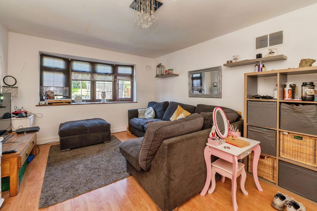 2 bed maisonette for saleStirling Close, Rainham RM13 photo 2