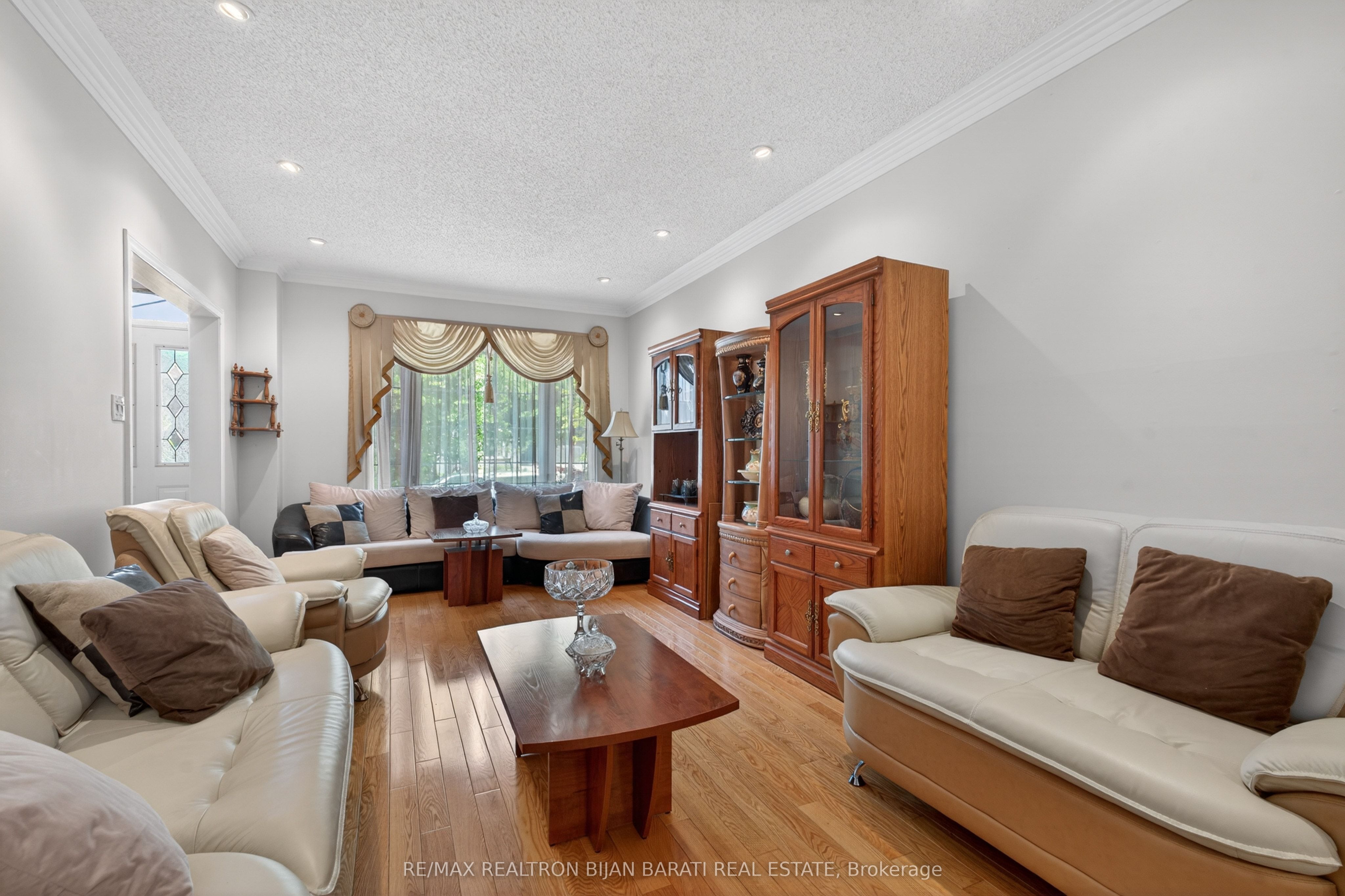 15 Lisa Crescent, Richmond Hill, ON, L4B 3J4 photo 3