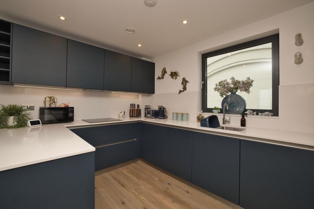 2 bed flat for saleBeach Drive, Ramsgate, Kent CT11 photo 2