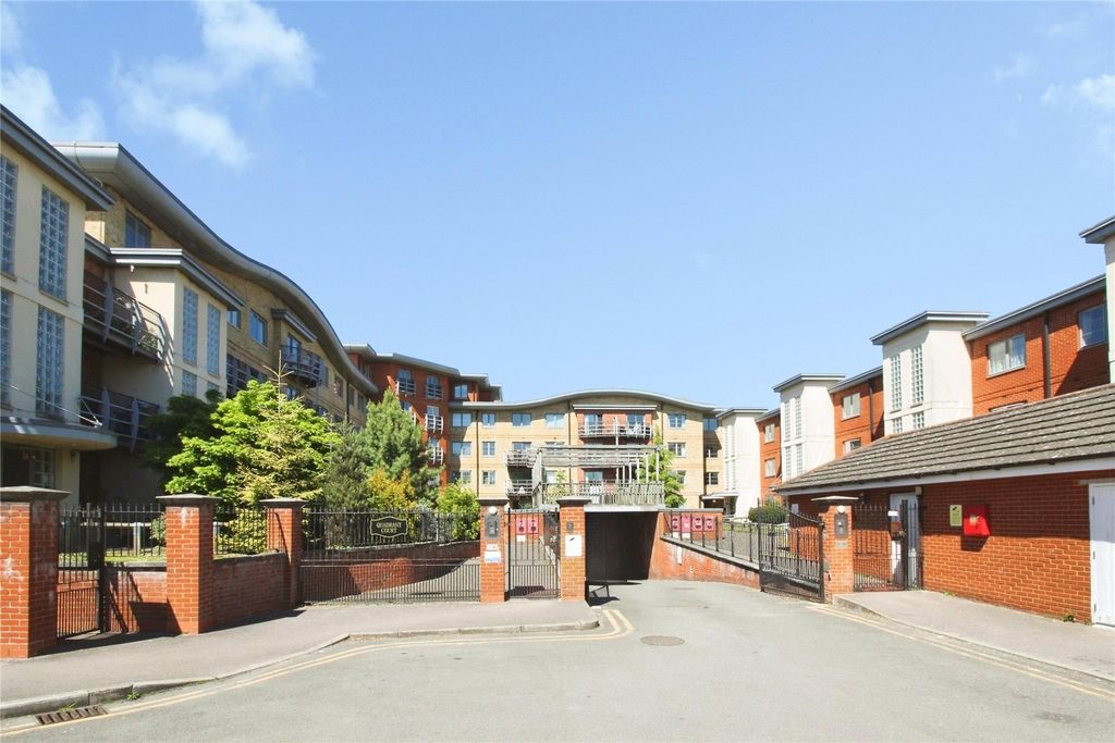2 bed flat for saleQuadrant Court, Jubilee Square, Reading RG1