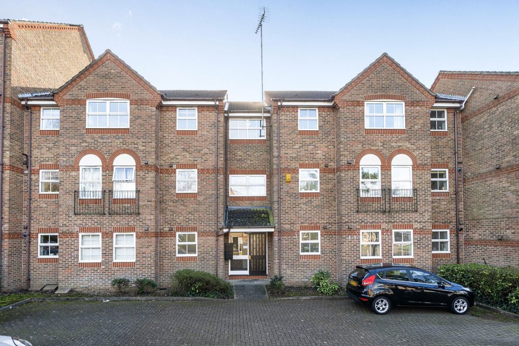 2 bed flat for saleSalters Close, Rickmansworth, Hertfordshire WD3