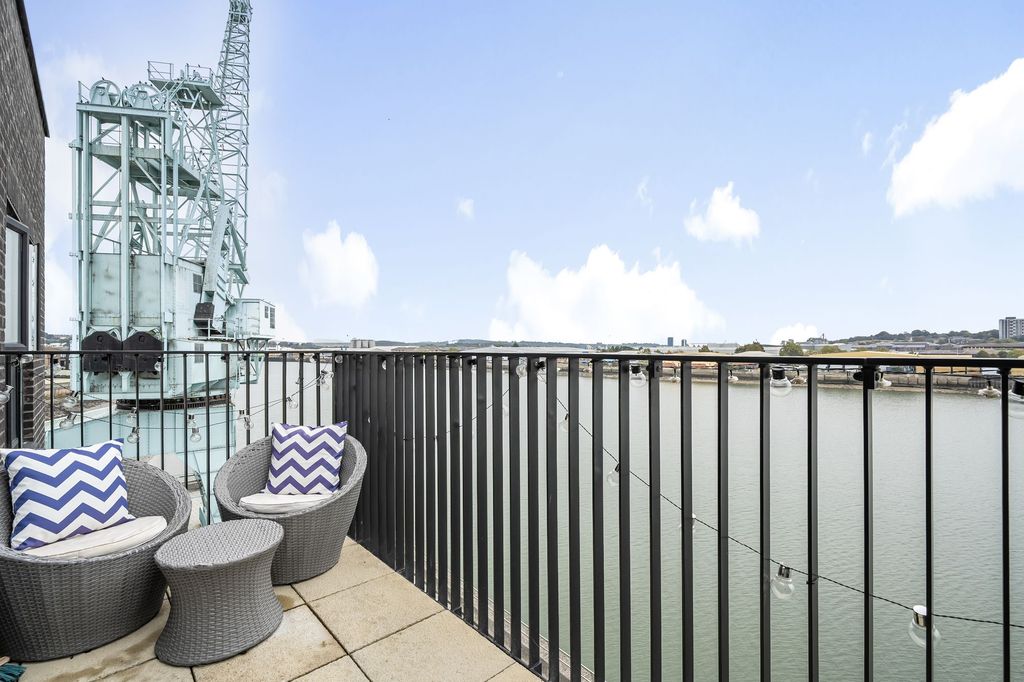 2 bed flat for saleRochester Riverside, Rochester, Kent. ME1 photo 3