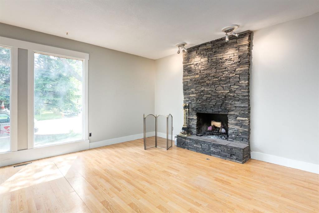 3 Berwick Close NW, Calgary, AB, T3K1C3 photo 2