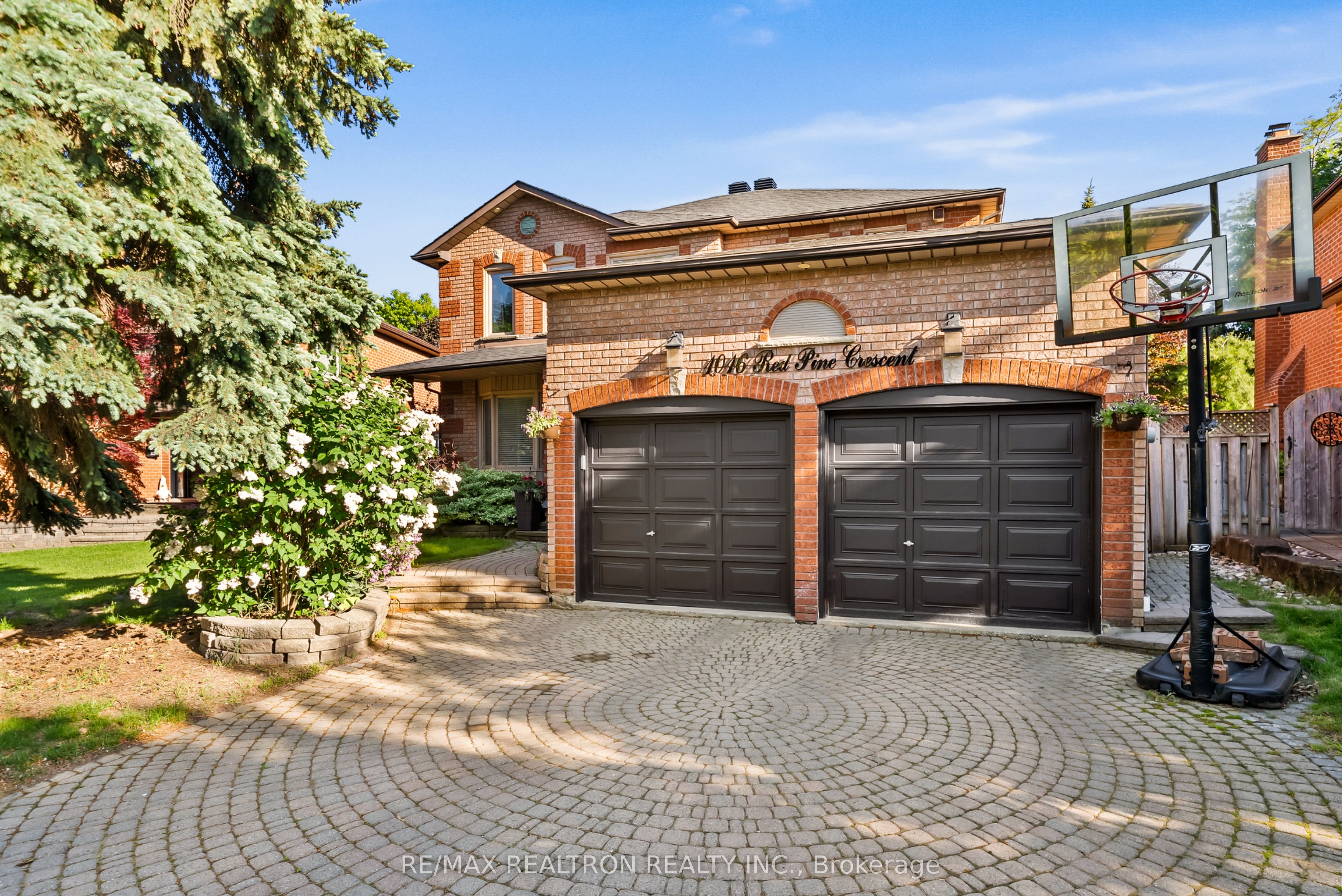 1016 Red Pine Crescent, Mississauga, ON, L5H 4E8 photo 2