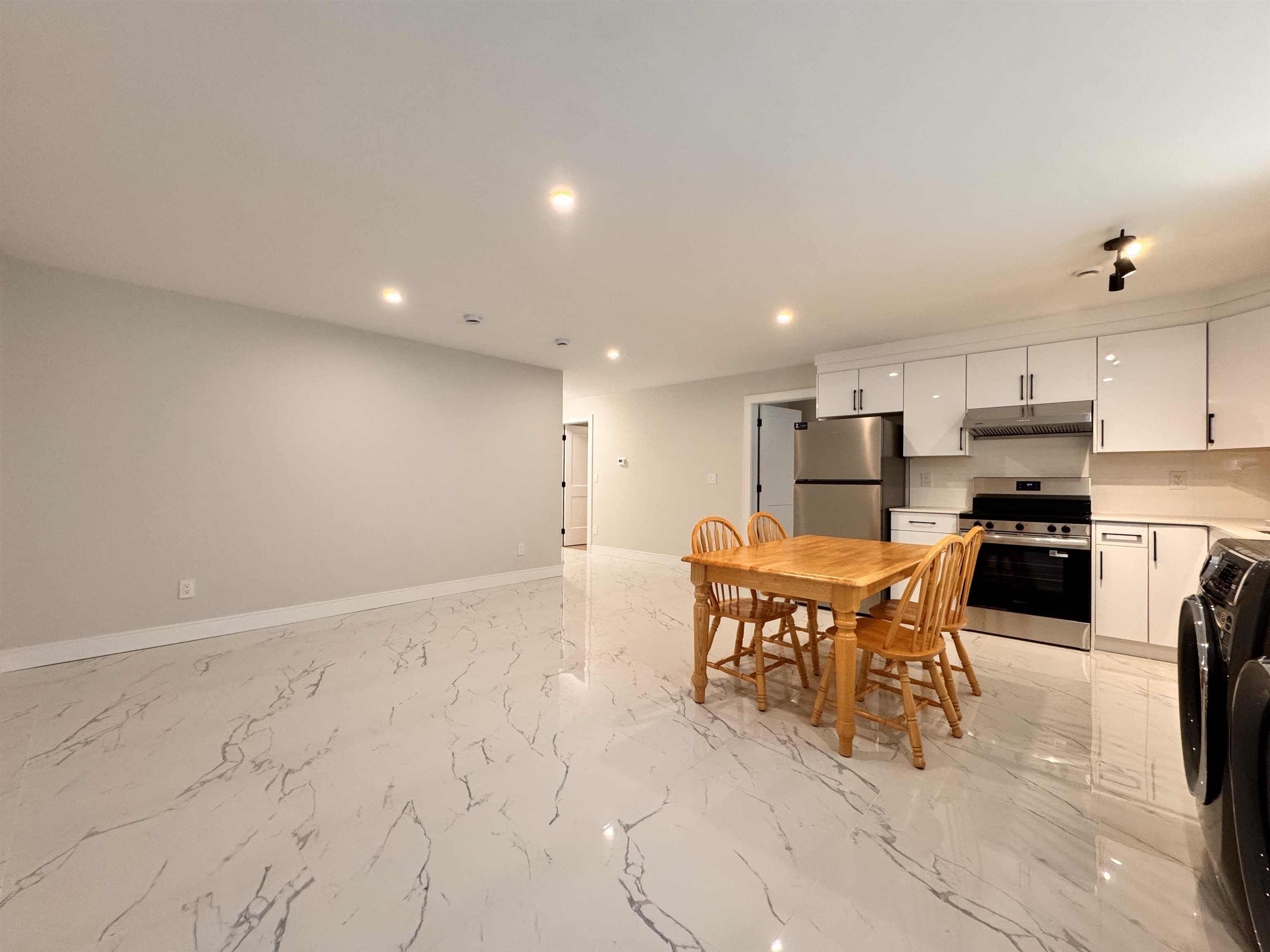 S1-6680 Waltham Avenue, Burnaby, BC, V5H 3V8 photo 3