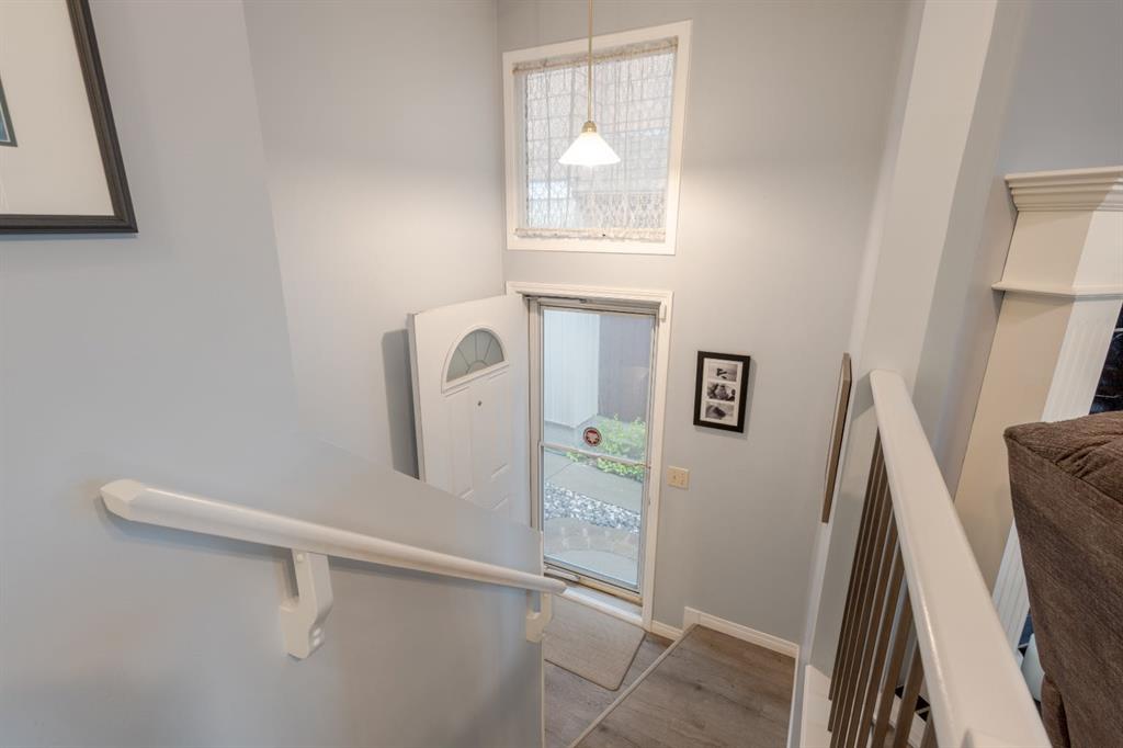 62 Berkley Close NW, Calgary, AB, T3K1B3 photo 3