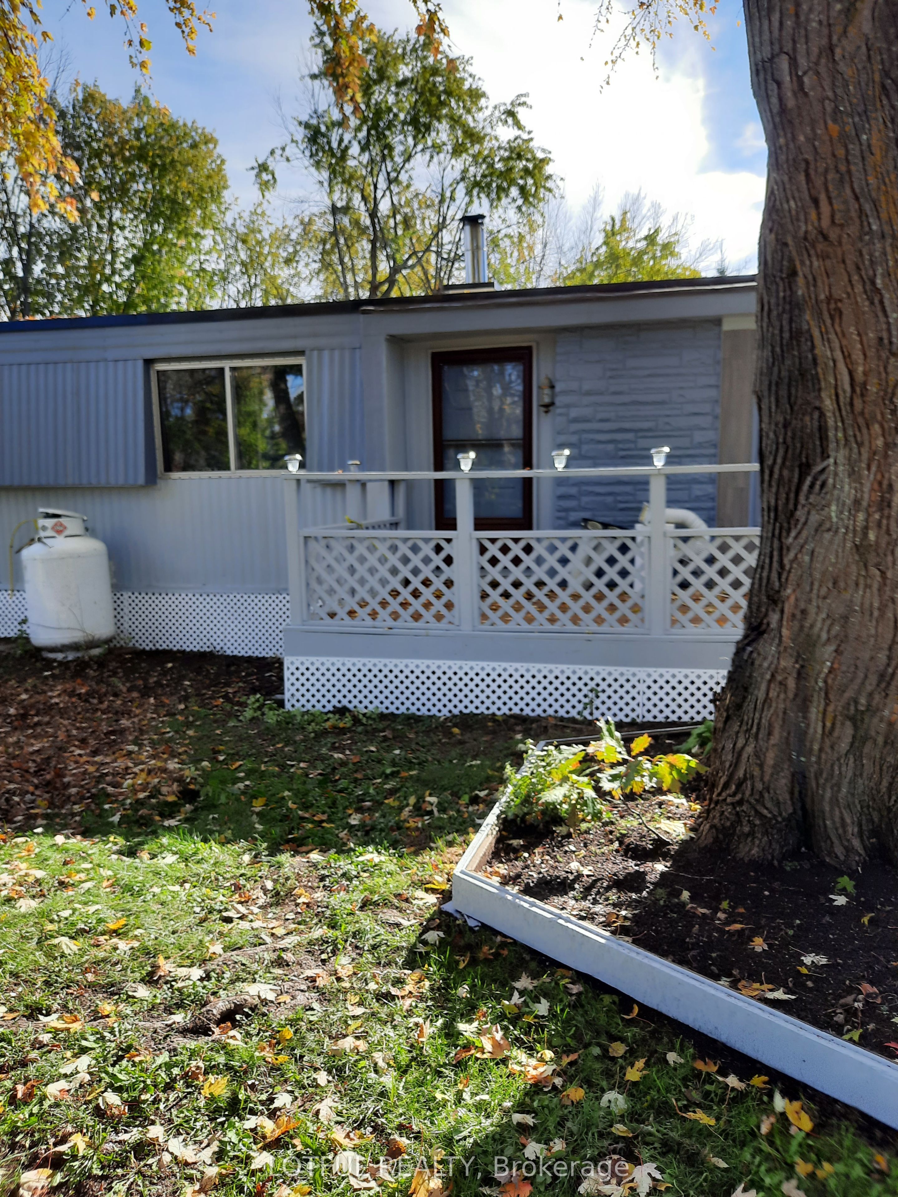 7592 Flewellyn Road, Ottawa, ON, K2S 1B6