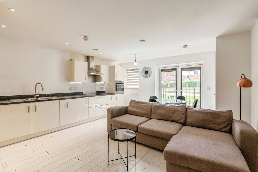 2 bed flat for saleHaven Road, Rainham RM13 photo 3