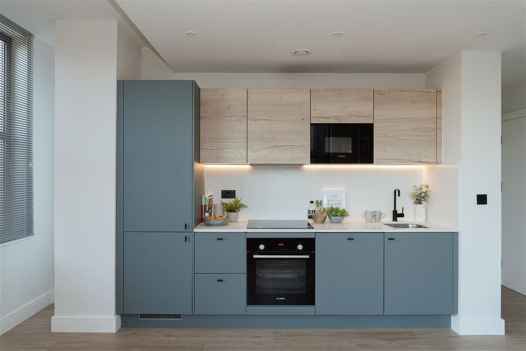 1 bed flat for saleThe Vale, Roebuck Close, Reigate RH2 photo 3
