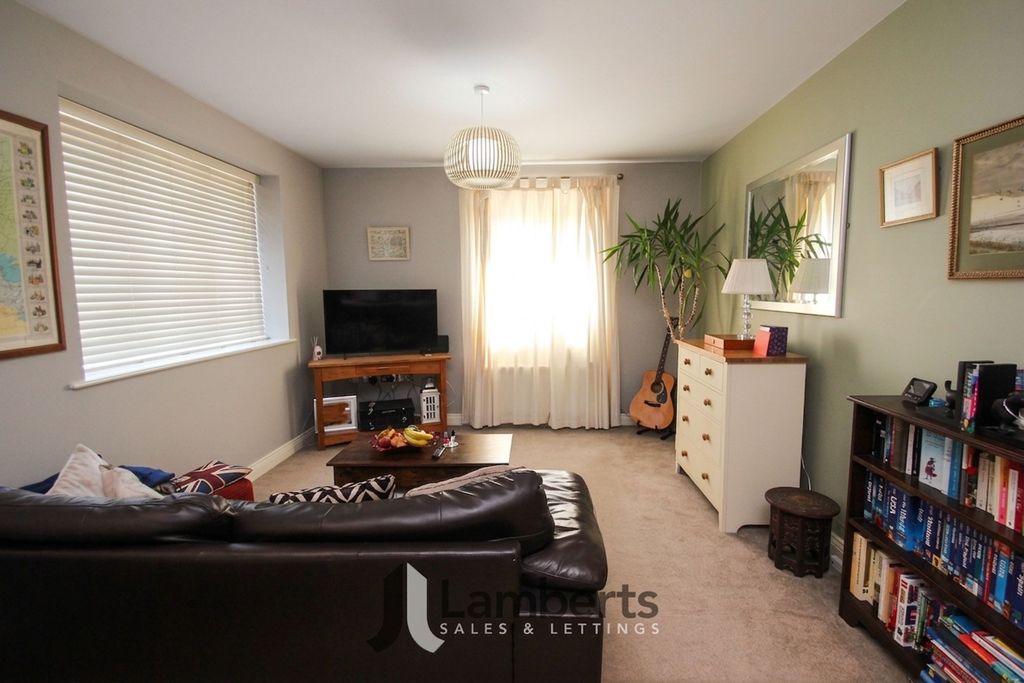 2 bed flat for saleBerrington Close, Ipsley B98 photo 5
