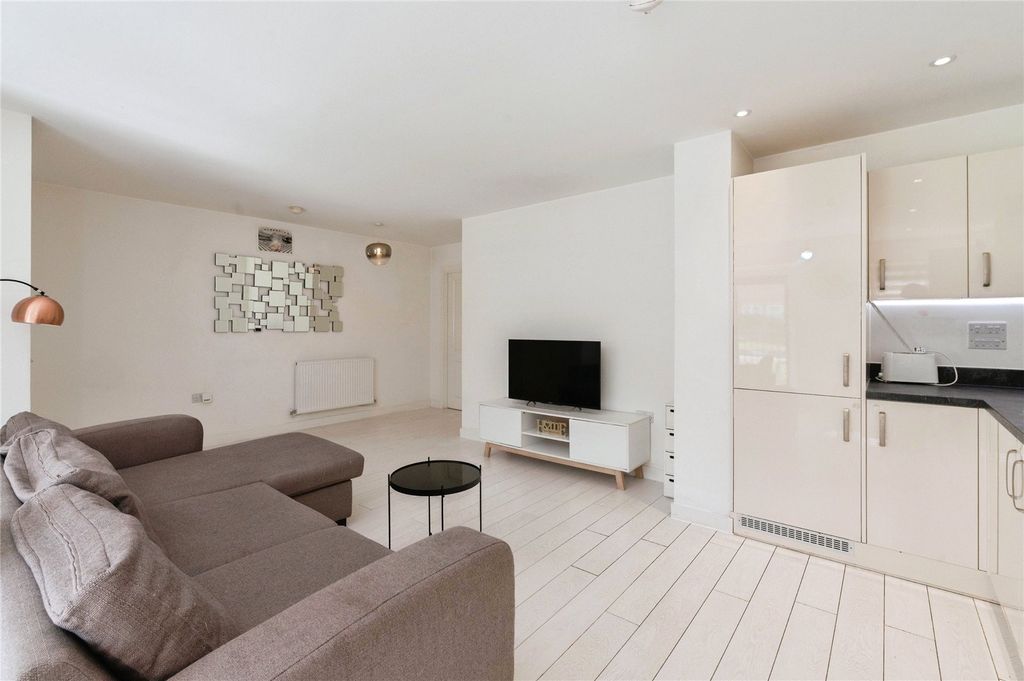 2 bed flat for saleHaven Road, Rainham RM13 photo 4