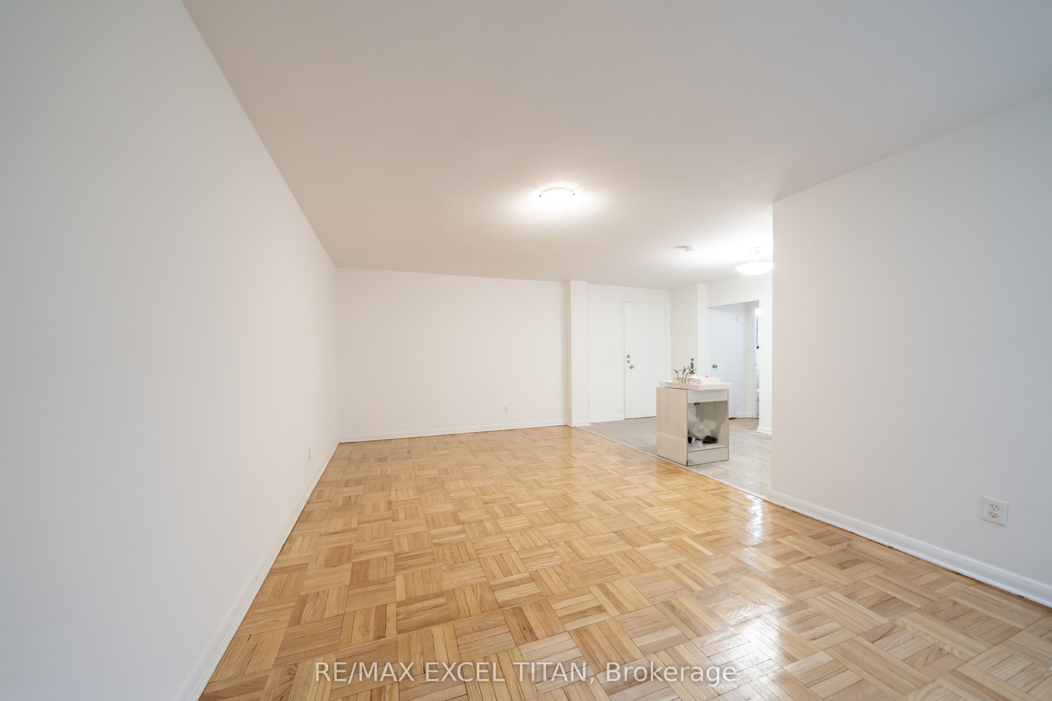 M8-77 Erskine Avenue, Toronto, ON, M4P 1Y5 photo 3