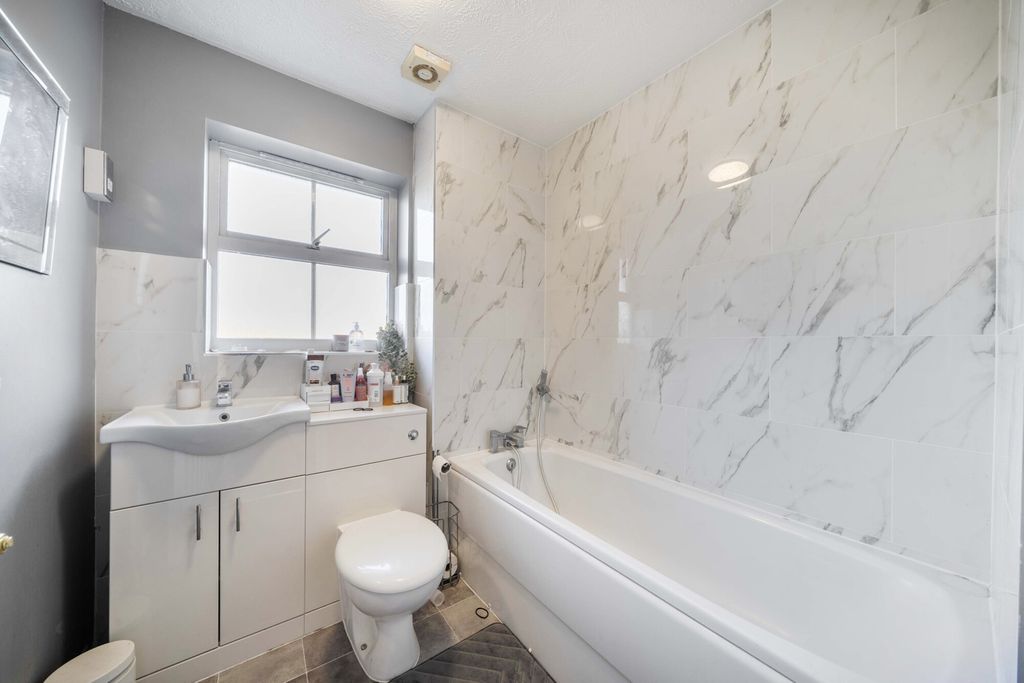 Additional image 7 of 2 bed flat for saleSalters Close, Rickmansworth, Hertfordshire WD3