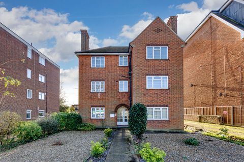 Cornelius Court, Torrington Park, London N12, Room to rent