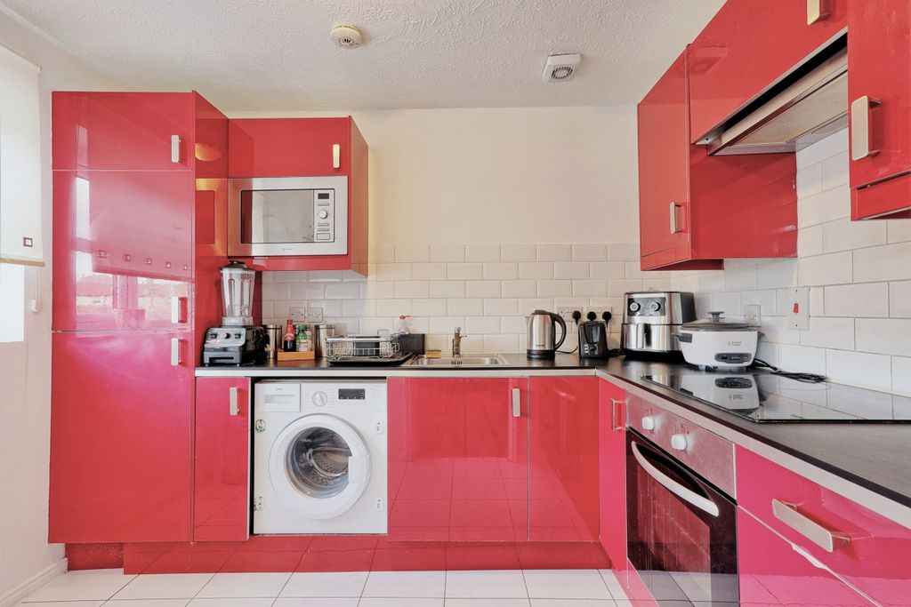 2 bed flat for salePalliser Drive, Rainham RM13 photo 4