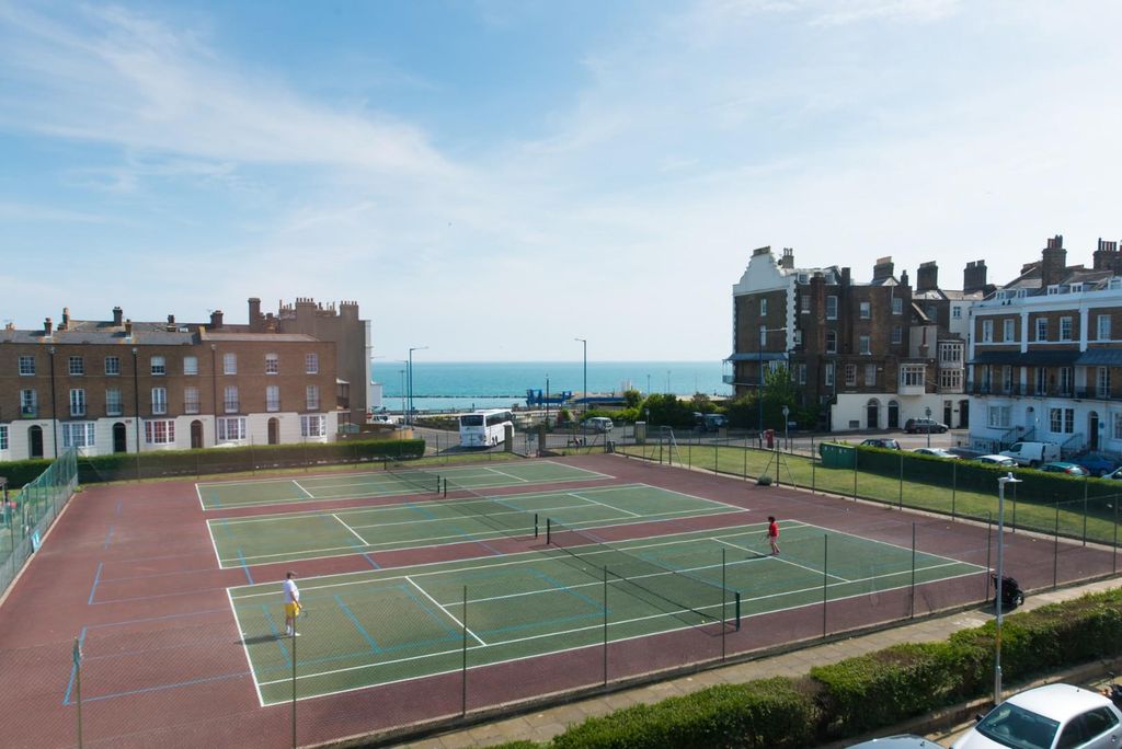 1 bed flat for saleSpencer Square, Ramsgate CT11 photo 4