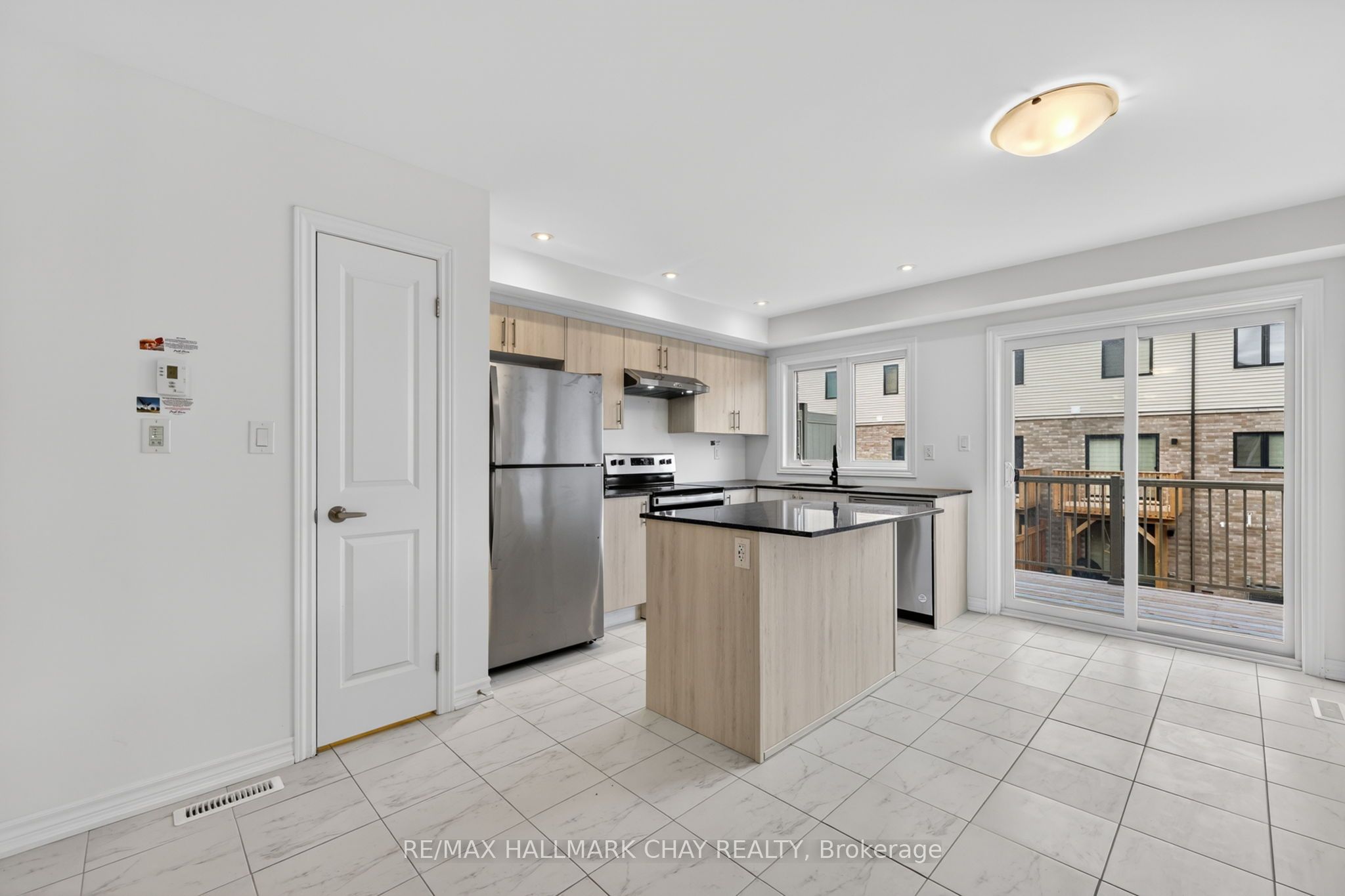 21 Pumpkin Corner Crescent, Barrie, ON, L9J 0T5 photo 4