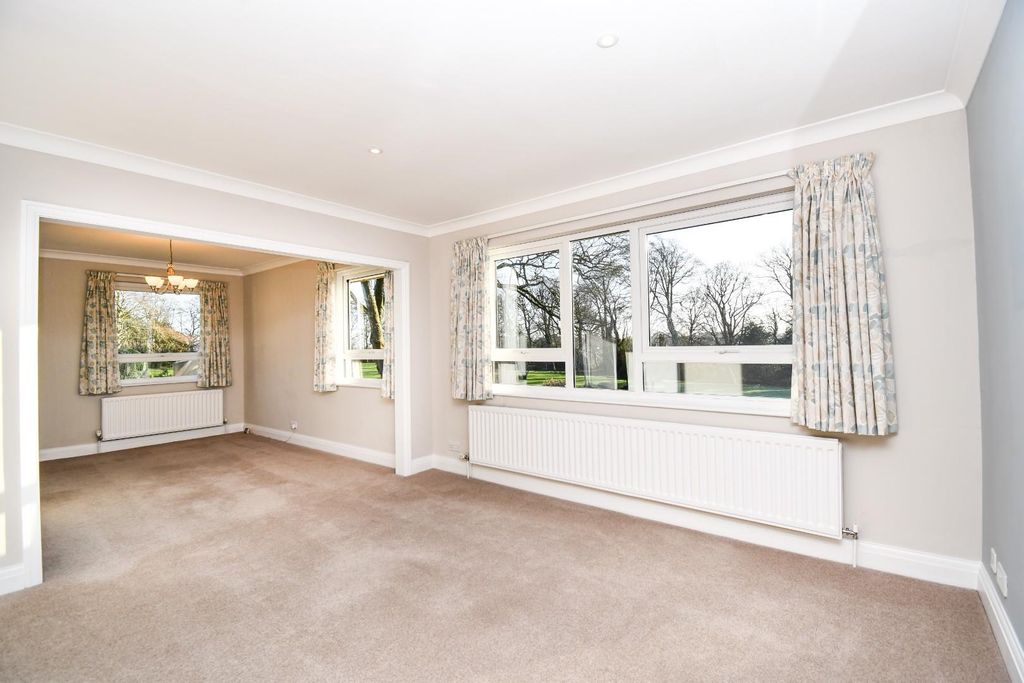 2 bed flat for salePark Street, Ripon HG4 photo 5