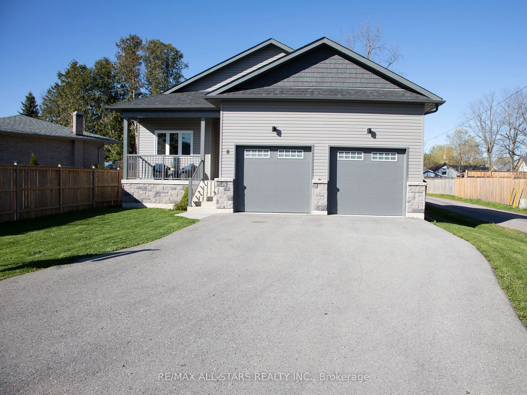 8 Georgina Street, Georgina, ON, L0E 1R0