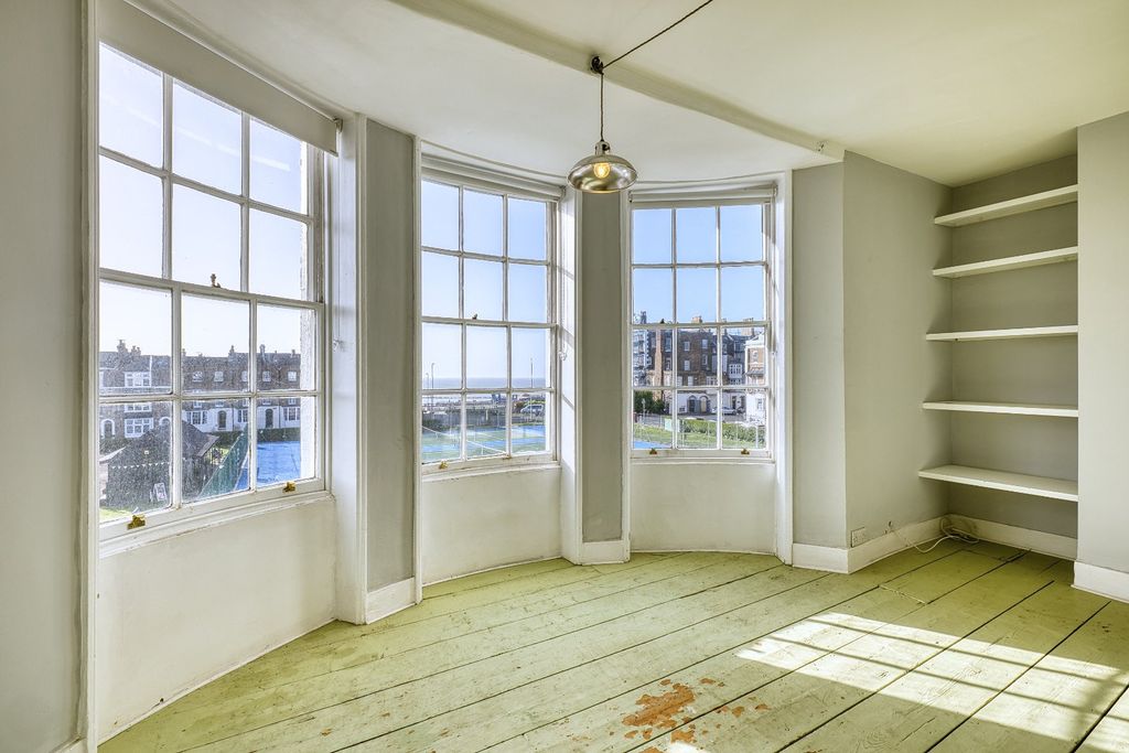 1 bed flat for saleSpencer Square, Ramsgate CT11 photo 5