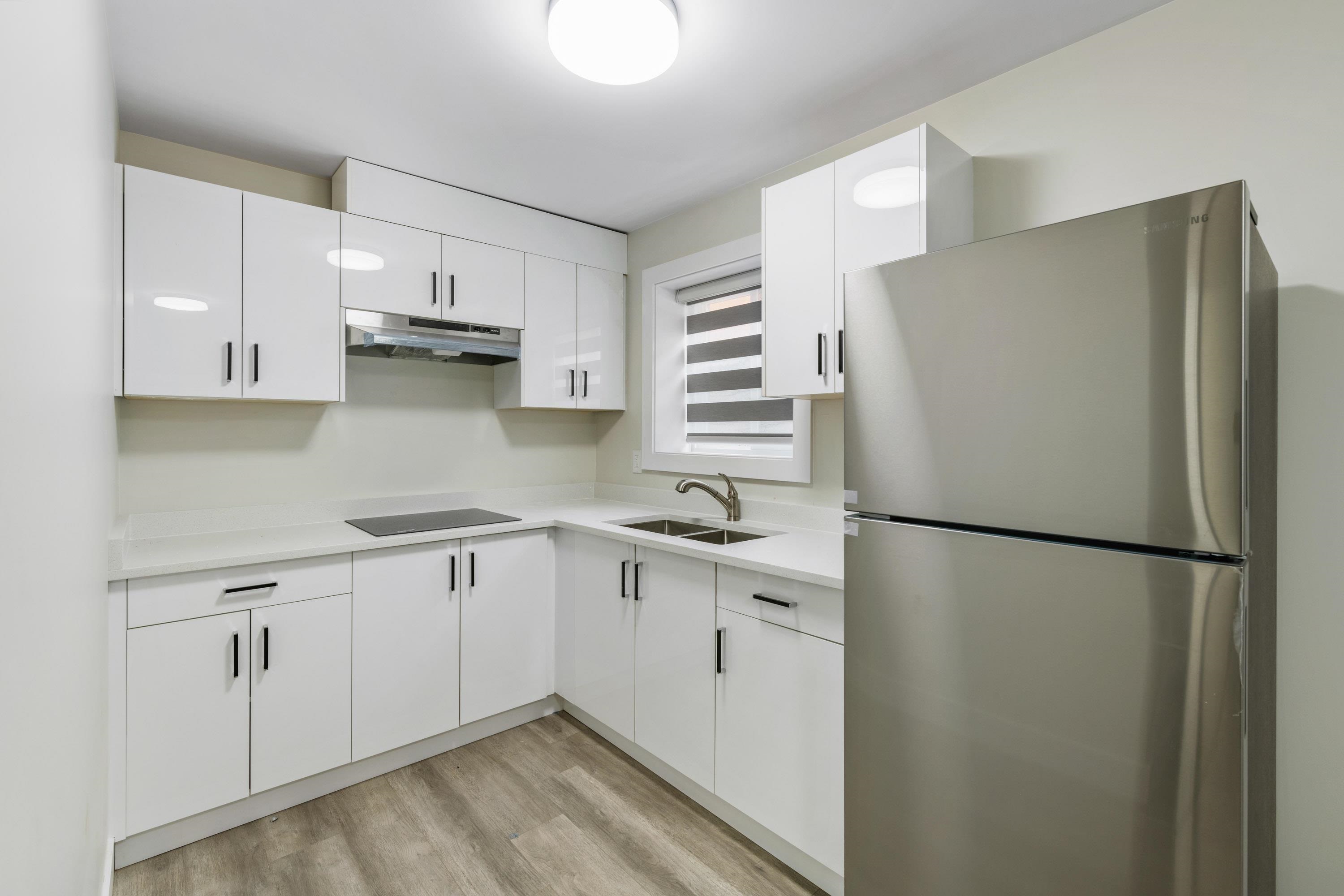 Bachelor sui-16 Ellesmere Avenue, Burnaby, BC, V5B 3T4 photo 2