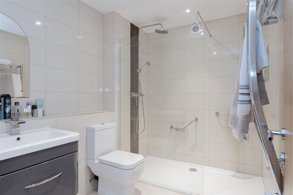 Additional image 13 of 5 bed detached bungalow for saleLodge Lane, Redhill RH1