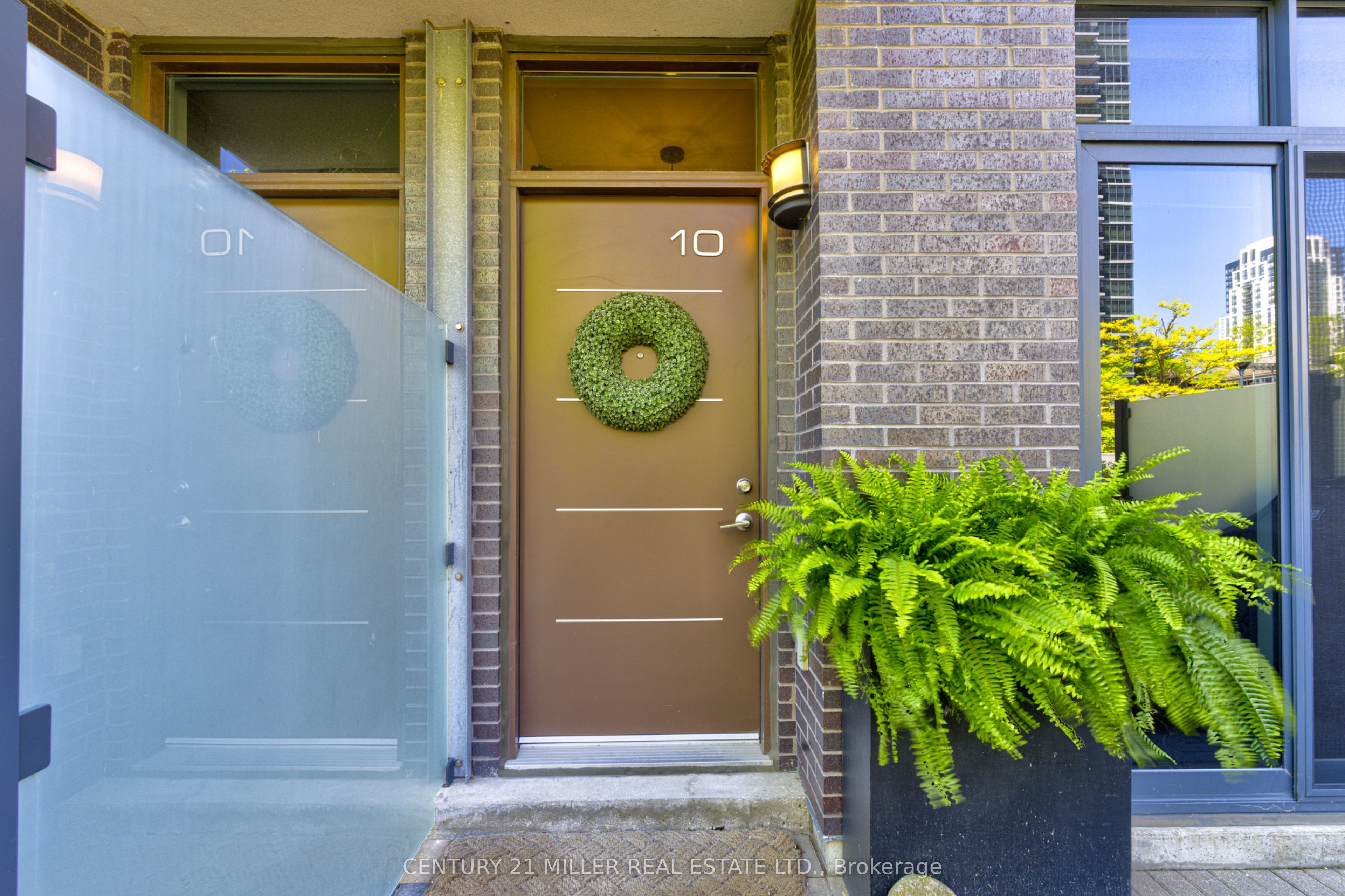 TH10-15 Valhalla Inn Road, Toronto, ON, M9B 0B3 photo 2