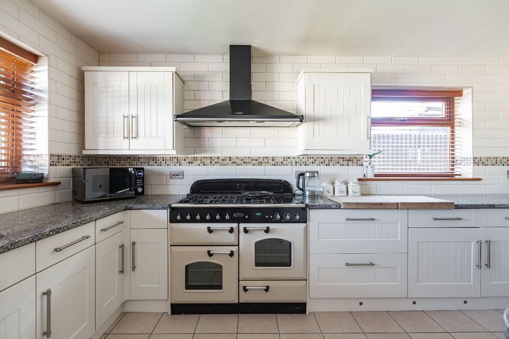4 bed bungalow for saleCoxes Lane, Ramsgate CT12 photo 2