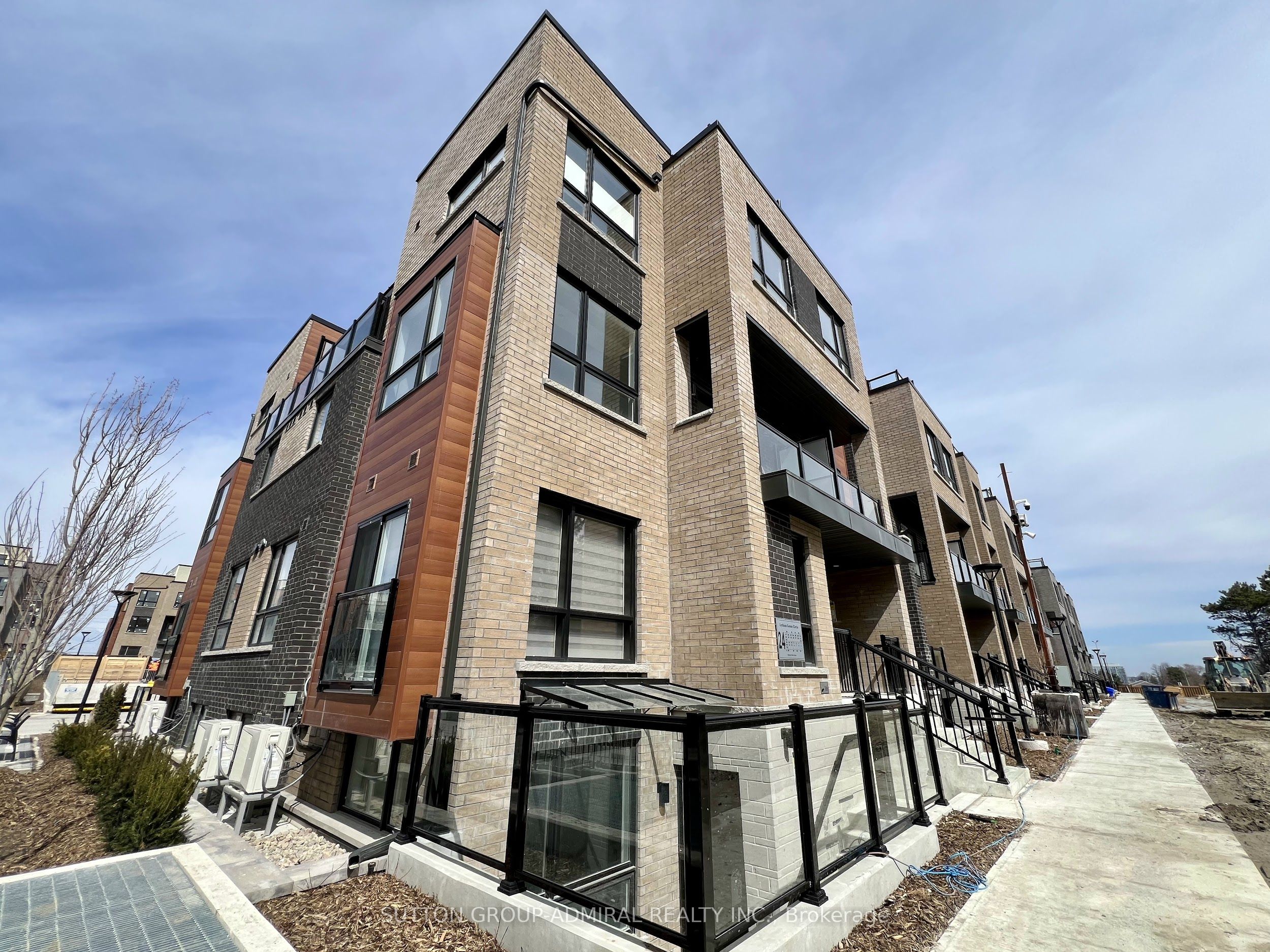 15-24 Lytham Green Circle, Newmarket, ON, L3Y 0H4
