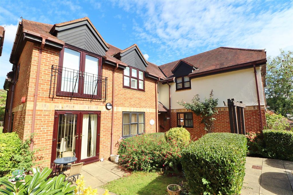 2 bed flat for saleSlade Court, Watling Street, Radlett WD7