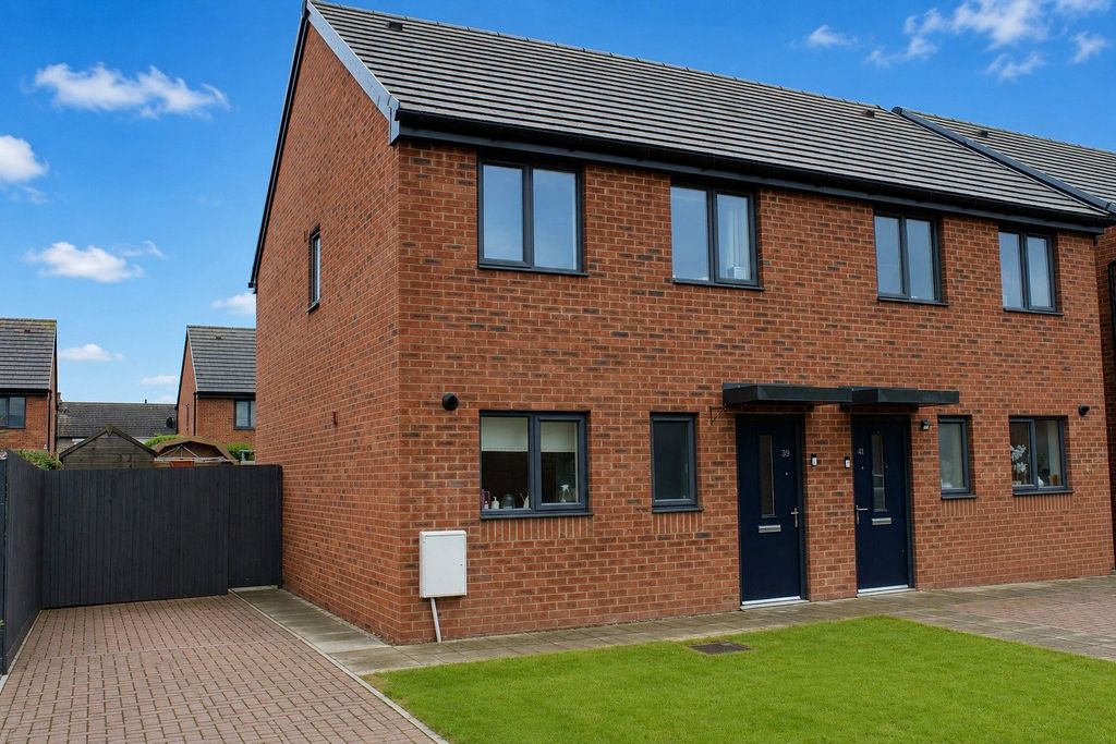 3 bed semi-detached house for saleFlanagan Avenue, Queenborough, Kent ME11