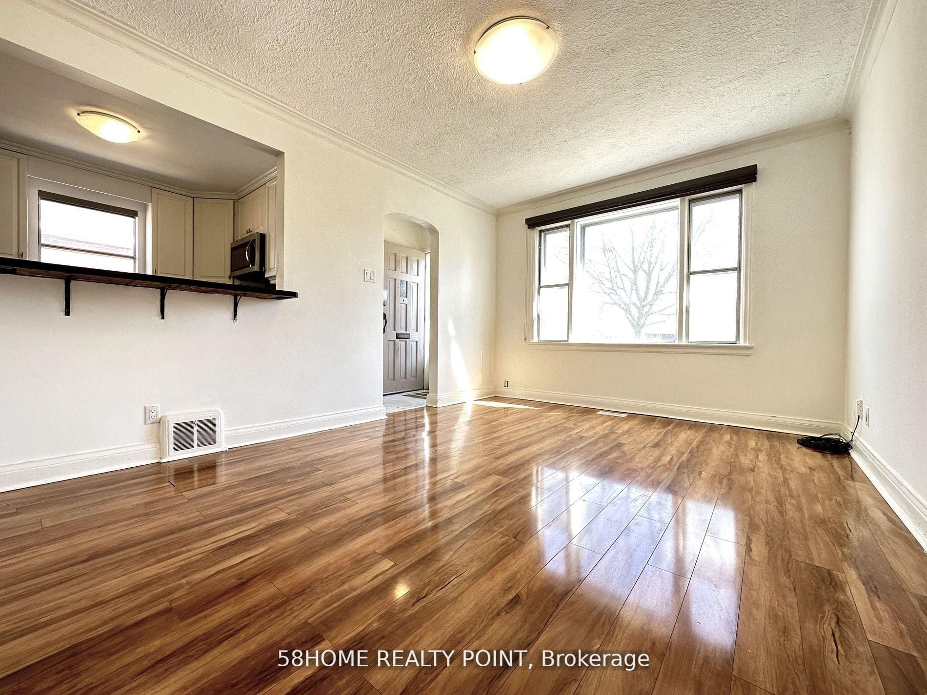 Main-56 Regina Avenue, Toronto, ON, M6A 1R3 photo 2
