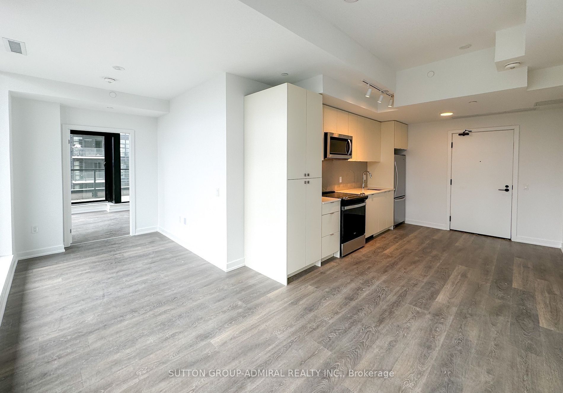 PH512 B-1604 Charles Street, Whitby, ON, L1N 0P2