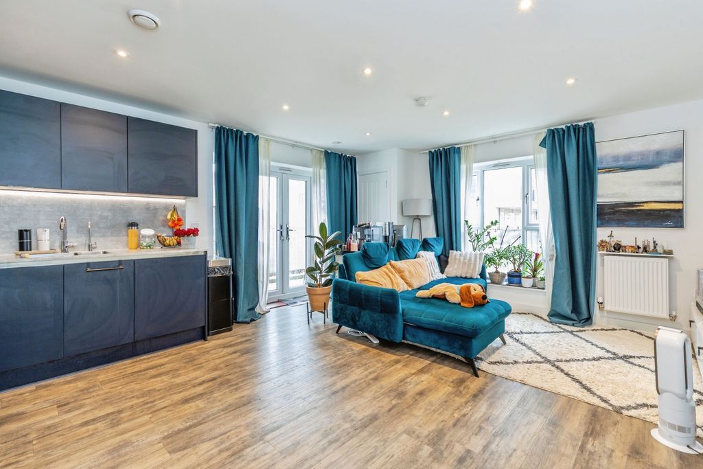 Additional image 4 of 2 bed flat for sale1 Glenway Road, Rochester ME1